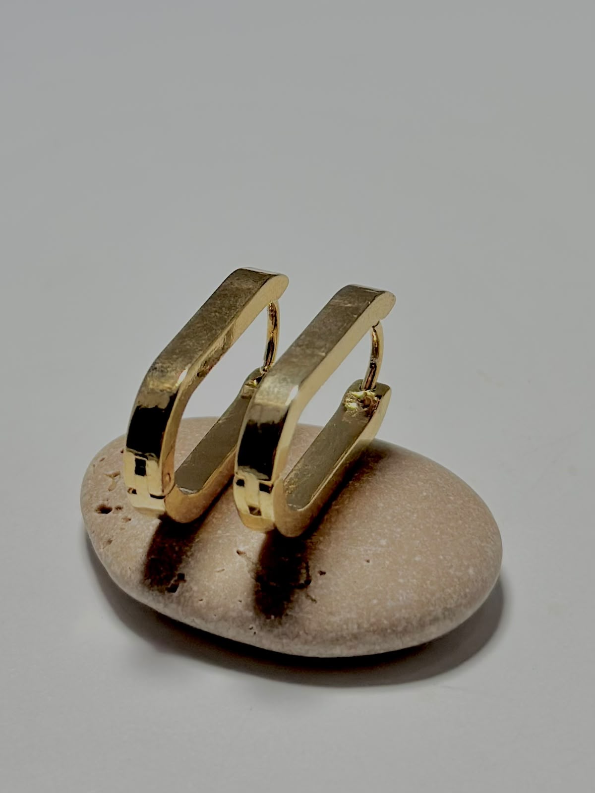 Bloslily U-shape geometric earrings with oval design, stylish jewelry accessory featuring modern geometric shape.